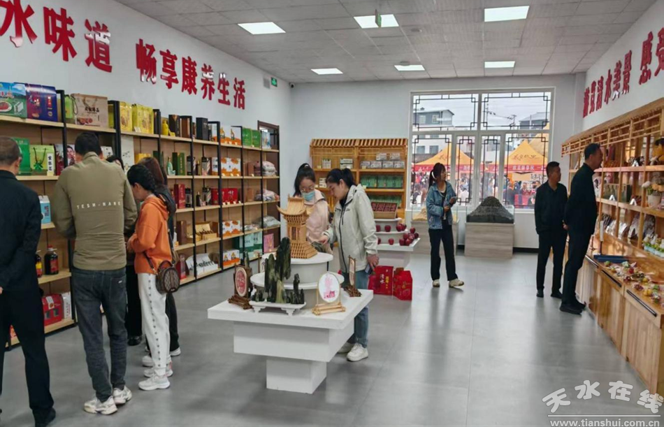 醉美金秋“乡”约清水 雨润金秋游兴浓 笑语烟霞醉万重